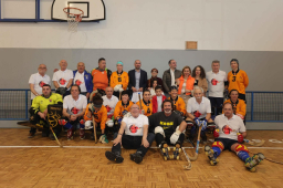 Foto conjunta Familia de Alberto Areces con C.D. Amigos del Cibles y Equipo Femenino de Hockey Patines - INEF Galicia (Foto cedida por La Opinión A Coruña)